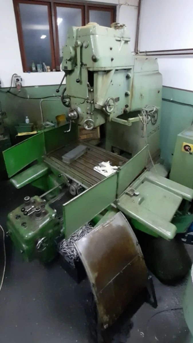Vertical milling machine of German production LINDNER with a table size of 1000x600 mm