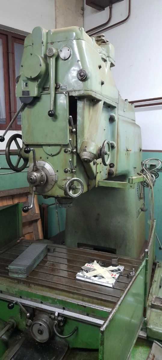 Vertical milling machine of German production LINDNER with a table size of 1000x600 mm