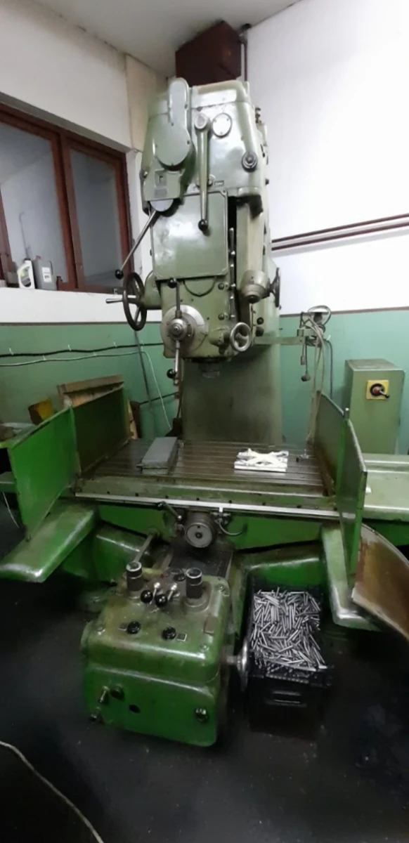 Vertical milling machine of German production LINDNER with a table size of 1000x600 mm